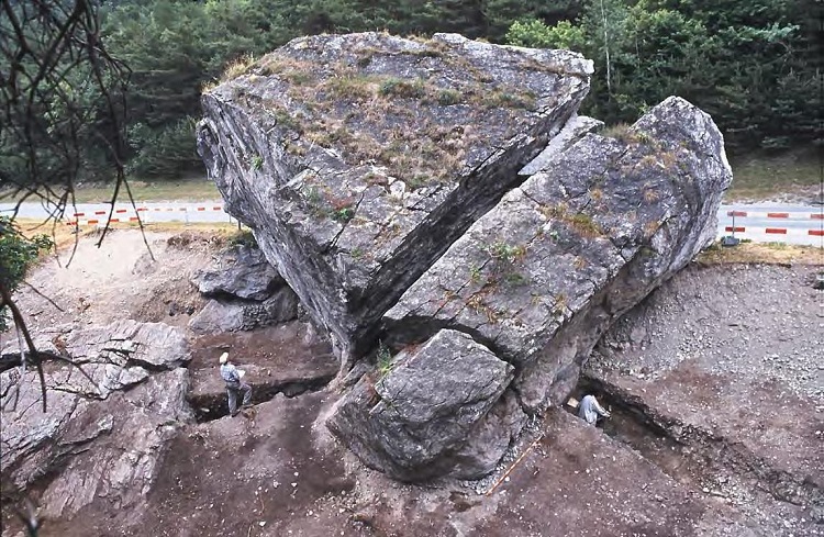 En Valais, les fouilles archéologiques reprennent à la Pierre du Meurtrier dans le Bois de Finges